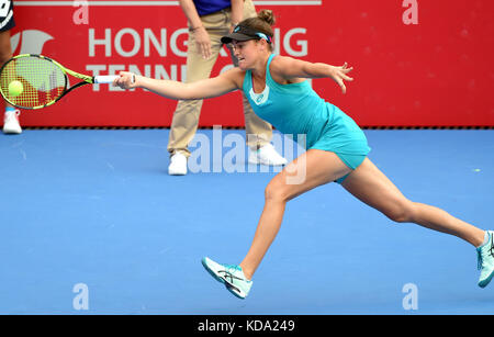 Hongkong, China. Oktober 2017. Jennifer Brady aus den Vereinigten Staaten trifft beim Spiel der zweiten Runde im Einzelspiel gegen Zhang Shuai bei den WTA Hong Kong Tennis Open 2017 in Hongkong, Südchina, 12. Oktober 2017. Quelle: Lo Ping Fai/Xinhua/Alamy Live News Stockfoto