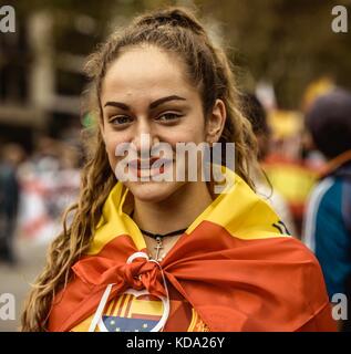 Barcelona, Spanien. Oktober 2017. Ein Mädchen mit spanischen Farben auf den Lippen protestiert für die Unteilbarkeit Spaniens zwei Tage nach einer Aufhebung der Unabhängigkeit, die von der pro-separatistischen katalanischen Regierung erklärt wurde Credit: Matthias Oesterle/Alamy Live News Stockfoto