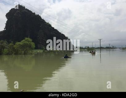 Ninh Binh, Vietnam. Oktober 2017. Anwohner waten am 12. Oktober 2017 durch Hochwasser in der Provinz Ninh Binh, Nordvietnam. Erdrutsche und Überschwemmungen, die in den letzten vier Tagen durch starke Regenfälle in den nördlichen und zentralen Regionen Vietnams ausgelöst wurden, haben 37 Menschen vor Ort getötet und 40 weitere vermisst, sagte das Zentrallenkungskomitee des Landes für die Prävention und Bekämpfung von Naturkatastrophen am Donnerstag. Quelle: Xinhua/Alamy Live News Stockfoto