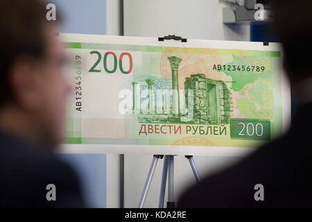 Die russische Zentralbank stellte am 12. Oktober 2017 in Moskau, Russland, neue 200-Rubel-Banknoten mit Motiven der annektierten Halbinsel Krim vor. Foto: Emile Ducke/dpa Stockfoto