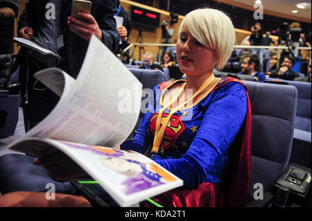 Brüssel, Belgien Oktober 2017. Madeleina Kay verkleidet sich als Superwoman, die während einer Pressekonferenz nach Brexit-Verhandlungen im Hauptsitz der Europäischen Kommission in Brüssel, Belgien, am 12.10.2017 gesehen wurde Michel Barnier sagt, dass die Gespräche über Brexit-Gesetz von Wiktor Dabkowski in einer „Sackgasse“ sind | Nutzung weltweit Credit: dpa/Alamy Live News Stockfoto