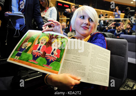 Brüssel, Belgien Oktober 2017. Madeleina Kay zeigt ihr Buch während einer Pressekonferenz nach den Brexit-Verhandlungen im Hauptsitz der Europäischen Kommission in Brüssel, Belgien am 12.10.2017 Michel Barnier sagt, dass die Gespräche über Brexit-Gesetz von Wiktor Dabkowski in einer „Sackgasse“ sind | Nutzung weltweit Credit: dpa/Alamy Live News Stockfoto