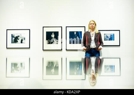 Edinburgh, Schottland. 12 Okt, 2017. Scottish National Portrait Gallery Anzeige neue Ausstellung genannt: Als wir jung waren. Im Bild: Joanna Cameron-Barr, die vor 33 Jahren in die Schule Projekt gestellt. Credit: Pako Mera/Alamy leben Nachrichten Stockfoto