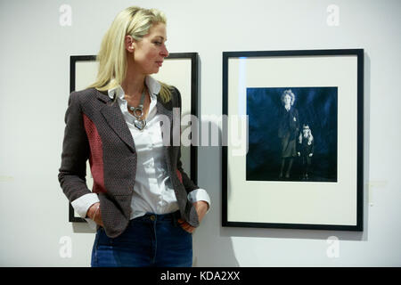 Edinburgh, Schottland. 12 Okt, 2017. Scottish National Portrait Gallery Anzeige neue Ausstellung genannt: Als wir jung waren. Im Bild: Joanna Cameron-Barr, die vor 33 Jahren in die Schule Projekt gestellt. Credit: Pako Mera/Alamy leben Nachrichten Stockfoto