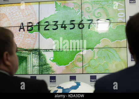 Moskau, Russland. Oktober 2017. Die russische Zentralbank stellte am 12. Oktober 2017 in Moskau, Russland, neue 200-Rubel-Banknoten mit Motiven der annektierten Halbinsel Krim vor. Quelle: Emile Ducke/dpa/Alamy Live News Stockfoto