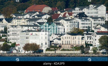 Bild der renovierten Altstadt von Sassnitz auf der Insel Rügen, Deutschland, 10. September 2017. Die Villen, Hotels und Pensionen wurden um die Jahrhundertwende im Bäderarchitektur gebaut. Sassnits, in der Region liebevoll als Nizza der Ostsee bekannt, wird seit 1998 als „offiziell anerkannter Ferienort“ ausgewiesen. Sassnitz wurde am 1. Januar 1957 als Gemeinde gechartert. Die Hafenstadt wurde vom damaligen Landkreis Rostock als eine der jüngsten Städte im Bundesland Mecklenburg-West ausgezeichnet Stockfoto