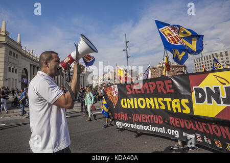 Barcelona, Spanien. Oktober 2017. Demonstration auf dem spanischen Platz während der Feier des Hispanic Day in Barcelona, Spanien. Quelle: Celestino Arce/ZUMA Wire/Alamy Live News Stockfoto