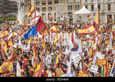 Barcelona, Spanien. 12 Okt, 2017. Demonstration im Catalonia Platz während der Feier der spanischer Tag in Barcelona, Spanien. Credit: celestino Arce/zuma Draht/alamy leben Nachrichten Stockfoto