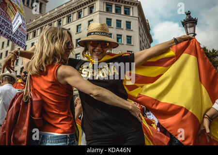 Barcelona, Spanien. 12 Okt, 2017. Anti-separatistischen Katalanen Tanz, wie Sie in Barcelonas Plaça Catalunya für die unteilbarkeit Spanien zwei Tage zu protestieren, nachdem eine gefederte Unabhängigkeit von der Pro erklärt-separatistischen katalanische Regierung Credit: Matthias oesterle/alamy Leben Nachrichten sammeln Stockfoto