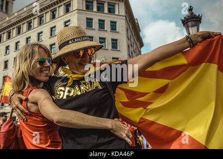 Barcelona, Spanien. Oktober 2017. Antiseparatisten tanzen, während sie sich auf Barcelonas Catalonia Square versammeln, um gegen die Unteilbarkeit Spaniens zu protestieren, zwei Tage nach einer Aufhebung der Unabhängigkeit, die von der pro-separatistischen katalanischen Regierung erklärt wurde Stockfoto