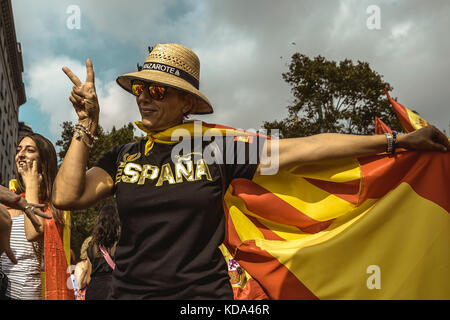 Barcelona, Spanien. Oktober 2017. Antiseparatisten tanzen, während sie sich auf Barcelonas Catalonia Square versammeln, um gegen die Unteilbarkeit Spaniens zu protestieren, zwei Tage nach einer Aufhebung der Unabhängigkeit, die von der pro-separatistischen katalanischen Regierung erklärt wurde Stockfoto