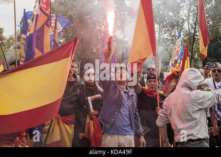 Barcelona, Spanien. 12 Okt, 2017. faschistische Demonstranten während der Feierlichkeiten der hispanischen Tag in Barcelona, Spanien. Credit: celestino Arce/zuma Draht/alamy leben Nachrichten Stockfoto