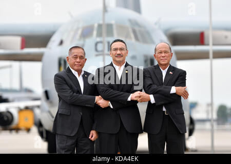 Subang, Malaysia. Oktober 2017. Der malaysische Verteidigungsminister Hishammuddin Hussein (C), der indonesische Verteidigungsminister Ryamizard Ryacudu (L) und der philippinische Verteidigungsminister Delfin Lorenzana posieren für Fotos nach einer Startzeremonie auf der malaysischen Luftwaffenbasis in Subang, Malaysia, 12. Oktober 2017. Malaysia, Indonesien und die Philippinen kündigten am Donnerstag die Einleitung trilateraler Luftpatrouillen über der Sulu-See an, um die seit langem schwelenden Probleme des Terrorismus und der grenzüberschreitenden Kriminalität anzugehen. Chong Voon Chung) (Hy/Xinhua/Alamy Live News Stockfoto