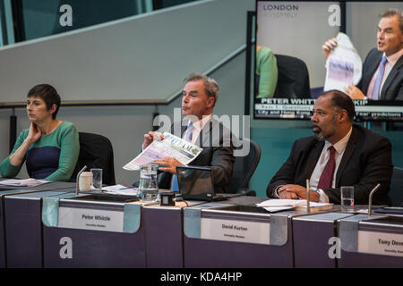 London, Großbritannien. 12 Okt, 2017. Peter Whittle, der ukip London Assembly Mitglied, stellt eine Frage bezüglich der brexit zum Bürgermeister von London Sadiq Khan während des Bürgermeisters Fragestunde im Rathaus. Credit: Mark kerrison/alamy leben Nachrichten Stockfoto