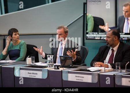 London, Großbritannien. 12 Okt, 2017. Peter Whittle, der ukip London Assembly Mitglied, stellt eine Frage bezüglich der brexit zum Bürgermeister von London Sadiq Khan während des Bürgermeisters Fragestunde im Rathaus. Credit: Mark kerrison/alamy leben Nachrichten Stockfoto