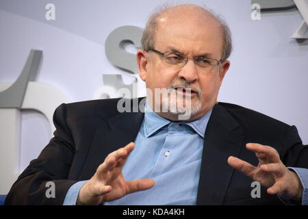 Frankfurt, Deutschland. Oktober 2017. Sir Ahmed Salman Rushdie, kurz Salman Rushdie, britisch-indischer Schriftsteller und Essayist, präsentiert seinen dreizehnten Roman "Golden House" (2017, Original: Das Goldene Haus) auf der Buchmesse Frankfurt 2017 (Internationale Buchmesse Frankfurt 2017). Kredit: Christian Lademann Stockfoto