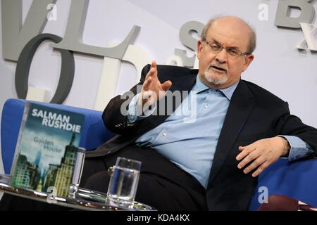 Frankfurt, Deutschland. Oktober 2017. Sir Ahmed Salman Rushdie, kurz Salman Rushdie, britisch-indischer Schriftsteller und Essayist, präsentiert seinen dreizehnten Roman "Golden House" (2017, Original: Das Goldene Haus) auf der Buchmesse Frankfurt 2017 (Internationale Buchmesse Frankfurt 2017). Kredit: Christian Lademann Stockfoto