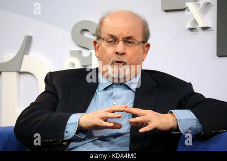 Frankfurt, Deutschland. Oktober 2017. Sir Ahmed Salman Rushdie, kurz Salman Rushdie, britisch-indischer Schriftsteller und Essayist, präsentiert seinen dreizehnten Roman "Golden House" (2017, Original: Das Goldene Haus) auf der Buchmesse Frankfurt 2017 (Internationale Buchmesse Frankfurt 2017). Kredit: Christian Lademann Stockfoto