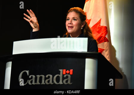 Frau Sophie Gregoire Trudeau, die Frau des kanadischen Premierminister Justin Trudeau, die zusammen für Mädchen Organisation am 11. Oktober, dem Internationalen Tag der Mädchen in der kanadischen Botschaft in Washington DC. Sie bespricht Brechen des Zyklus der Gewalt gegen Mädchen. Frau Trudeau ist ein Fürsprecher für die Gleichstellung der Geschlechter und der Rechte und Freiheiten von Frauen und Mädchen. Zusammen für Mädchen ist eine weltweite öffentlich-private Partnerschaft zur Beendigung von Gewalt gegen Kinder gewidmet. Foto von Sharon Natoli Stockfoto