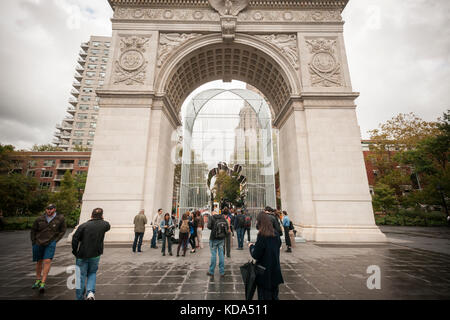 New York, USA. 12. Oktober 2017. Der Greenwich Village Iteration von Ai Weiwei's "gute Zäune, gute Nachbarn" steht unter Washington Square arch in New York auf ihrer offiziellen Eröffnung Tag. Die öffentliche Ausstellung der Künstlerin in 300 Orten in der Stadt installiert ist, mit Central Park, Washington Square Park und Flushing Meadows Park hosting Die wichtigsten Installationen. Zahlreiche kleinere und Laterne Banner erscheinen in verschiedenen Nachbarschaften. Die Arbeit ist ein Kommentar auf Anti-Immigration und Entzweiung und bleiben bis zum 11. Februar 2018. (© Richard b: Richard Levine/alamy Stockfoto