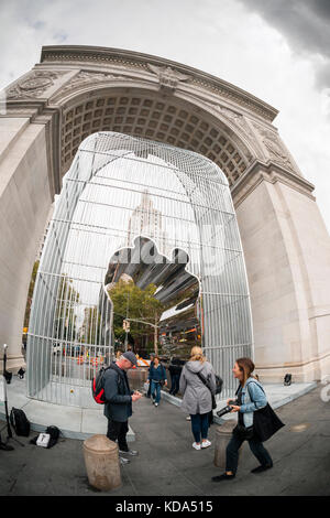 New York, USA. 12. Oktober 2017. Der Greenwich Village Iteration von Ai Weiwei's "gute Zäune, gute Nachbarn" steht unter Washington Square arch in New York auf ihrer offiziellen Eröffnung Tag. Die öffentliche Ausstellung der Künstlerin in 300 Orten in der Stadt installiert ist, mit Central Park, Washington Square Park und Flushing Meadows Park hosting Die wichtigsten Installationen. Zahlreiche kleinere und Laterne Banner erscheinen in verschiedenen Nachbarschaften. Die Arbeit ist ein Kommentar auf Anti-Immigration und Entzweiung und bleiben bis zum 11. Februar 2018. (© Richard b: Richard Levine/alamy Stockfoto