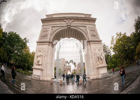 New York, USA. 12. Oktober 2017. Der Greenwich Village Iteration von Ai Weiwei's "gute Zäune, gute Nachbarn" steht unter Washington Square arch in New York auf ihrer offiziellen Eröffnung Tag. Die öffentliche Ausstellung der Künstlerin in 300 Orten in der Stadt installiert ist, mit Central Park, Washington Square Park und Flushing Meadows Park hosting Die wichtigsten Installationen. Zahlreiche kleinere und Laterne Banner erscheinen in verschiedenen Nachbarschaften. Die Arbeit ist ein Kommentar auf Anti-Immigration und Entzweiung und bleiben bis zum 11. Februar 2018. (© Richard b: Richard Levine/alamy Stockfoto