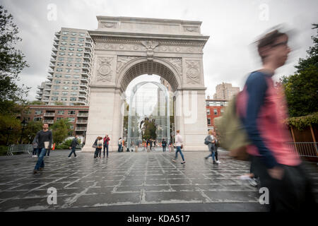 New York, USA. 12. Oktober 2017. Der Greenwich Village Iteration von Ai Weiwei's "gute Zäune, gute Nachbarn" steht unter Washington Square arch in New York auf ihrer offiziellen Eröffnung Tag. Die öffentliche Ausstellung der Künstlerin in 300 Orten in der Stadt installiert ist, mit Central Park, Washington Square Park und Flushing Meadows Park hosting Die wichtigsten Installationen. Zahlreiche kleinere und Laterne Banner erscheinen in verschiedenen Nachbarschaften. Die Arbeit ist ein Kommentar auf Anti-Immigration und Entzweiung und bleiben bis zum 11. Februar 2018. (© Richard b: Richard Levine/alamy Stockfoto