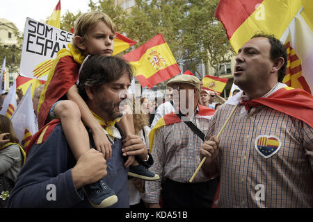 Barcelona, Barcelona, Spanien. Oktober 2017. Europa, Spanien, Barcelona, 12. Oktober 2017: Tausende von Menschen sind nach Barcelona geflohen, um eine Demonstration zugunsten der nationalen Einheit gegen Kataloniens Wahl der Unabhängigkeit zu führen. Quelle: Danilo Balducci/ZUMA Wire/Alamy Live News Stockfoto
