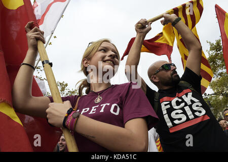 Barcelona, Barcelona, Spanien. Oktober 2017. Europa, Spanien, Barcelona, 12. Oktober 2017: Tausende von Menschen sind nach Barcelona geflohen, um eine Demonstration zugunsten der nationalen Einheit gegen Kataloniens Wahl der Unabhängigkeit zu führen. Quelle: Danilo Balducci/ZUMA Wire/Alamy Live News Stockfoto