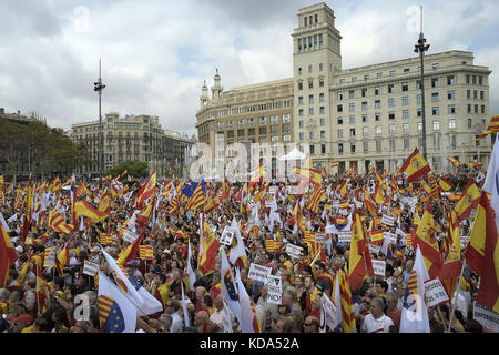 Barcelona, Barcelona, Spanien. Oktober 2017. Europa, Spanien, Barcelona, 12. Oktober 2017: Tausende von Menschen sind nach Barcelona geflohen, um eine Demonstration zugunsten der nationalen Einheit gegen Kataloniens Wahl der Unabhängigkeit zu führen. Quelle: Danilo Balducci/ZUMA Wire/Alamy Live News Stockfoto