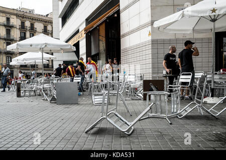 Barcelona, Spanien. Oktober 2017. Rechtsextreme Demonstranten greifen die Zürcher Bar in Placa Catalunya während des Nationaltages der Unionisten an Credit: Piero Cruciatti/Alamy Live News Stockfoto