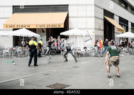 Barcelona, Spanien. Oktober 2017. Rechtsextreme Demonstranten greifen die Zürcher Bar in Placa Catalunya während des Nationaltages der Unionisten an Credit: Piero Cruciatti/Alamy Live News Stockfoto