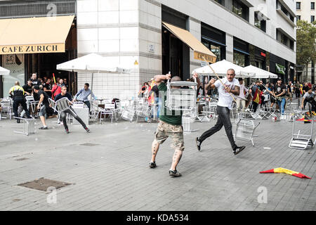 Barcelona, Spanien. 12 Okt, 2017. rechtsextreme Demonstranten angriff Zürich Bar in der Nähe der Plaça Catalunya während des nationalen Tag der unionistischen Rally Credit: Piero cruciatti/alamy leben Nachrichten Stockfoto