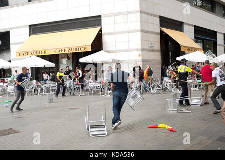 Barcelona, Spanien. Oktober 2017. Rechtsextreme Demonstranten greifen die Zürcher Bar in Placa Catalunya während des Nationaltages der Unionisten an Credit: Piero Cruciatti/Alamy Live News Stockfoto