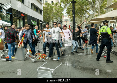 Barcelona, Spanien. Oktober 2017. Rechtsextreme Demonstranten greifen die Zürcher Bar in Placa Catalunya während des Nationaltages der Unionisten an Credit: Piero Cruciatti/Alamy Live News Stockfoto