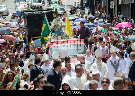 Sao Paulo, Brasilien, 12. Oktober 2017: Regenwaldzug der Muttergottes von Aparecida im Zentrum von São Paulo (SP), Tag des Patrons von Brasilien. Eine Messe wurde von Kardinal Erzbischof Odilo Scherer gefeiert. Kredit: Rogerio Cavalheiro / Alamy Live News Stockfoto