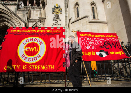 London, Großbritannien. 12. Oktober 2017. Union Banner außerhalb des High Court. Mitglieder der Communications Workers Union Protest an der Royal Courts of Justice wie die Post rechtliche Schritte in den Streik zu verhindern. David Rowe/Alamy Leben Nachrichten. Stockfoto