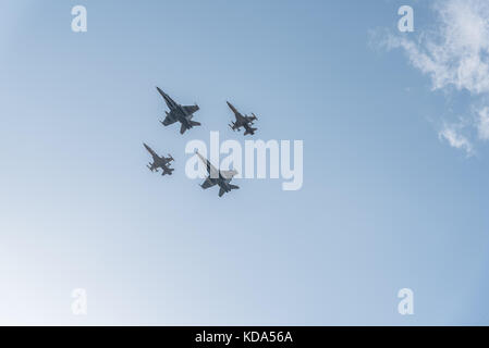 Madrid, Spanien - 12. Oktober 2017: Zwei F18 Hornet und zwei F5 Jet Fighters in Spanisch National Day Parade fliegen. Mehrere Soldaten in der Armee Parade für Spaniens nationaler Tag. König Philipp VI., Königin Letizia und spanischen Ministerpräsidenten Mariano Rajoy den Vorsitz über die Parade. Juan Jimenez/Alamy leben Nachrichten Stockfoto