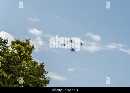 Madrid, Spanien - 12. Oktober 2017: Zwei F18 Hornet und zwei F5 Jet Fighters in Spanisch National Day Parade fliegen. Mehrere Soldaten in der Armee Parade für Spaniens nationaler Tag. König Philipp VI., Königin Letizia und spanischen Ministerpräsidenten Mariano Rajoy den Vorsitz über die Parade. Juan Jimenez/Alamy leben Nachrichten Stockfoto