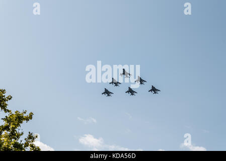 Madrid, Spanien - 12. Oktober 2017: Sechs Harrier EAV-8B Jet Fighters in Spanisch National Day Parade fliegen. Mehrere Soldaten in der Armee Parade für Spaniens nationaler Tag. König Philipp VI., Königin Letizia und spanischen Ministerpräsidenten Mariano Rajoy den Vorsitz über die Parade. Juan Jimenez/Alamy leben Nachrichten Stockfoto