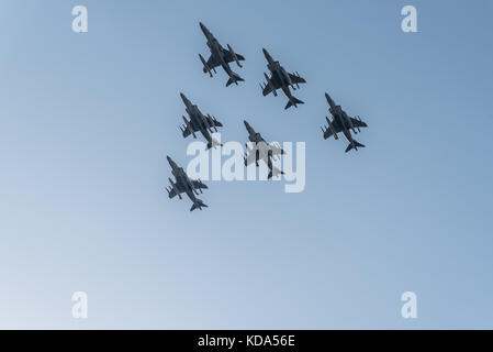 Madrid, Spanien - 12. Oktober 2017: Sechs Harrier EAV-8B Jet Fighters in Spanisch National Day Parade fliegen. Mehrere Soldaten in der Armee Parade für Spaniens nationaler Tag. König Philipp VI., Königin Letizia und spanischen Ministerpräsidenten Mariano Rajoy den Vorsitz über die Parade. Juan Jimenez/Alamy leben Nachrichten Stockfoto