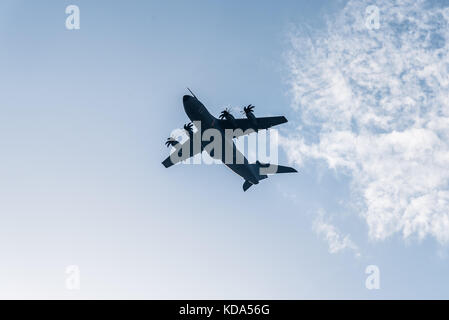 Madrid, Spanien - 12. Oktober 2017: Airbus A400M-Transportflugzeuge in Spanisch National Day Parade. Mehrere Soldaten in der Armee Parade für Spaniens nationaler Tag. König Philipp VI., Königin Letizia und spanischen Ministerpräsidenten Mariano Rajoy den Vorsitz über die Parade. Juan Jimenez/Alamy leben Nachrichten Stockfoto