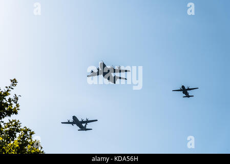 Madrid, Spanien - 12. Oktober 2017: Airbus A400M, C 130 und C 295 Transportflugzeuge in Spanisch National Day Parade. Mehrere Soldaten in der Armee Parade für Spaniens nationaler Tag. König Philipp VI., Königin Letizia und spanischen Ministerpräsidenten Mariano Rajoy den Vorsitz über die Parade. Juan Jimenez/Alamy leben Nachrichten Stockfoto