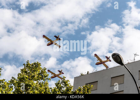Madrid, Spanien - 12. Oktober 2017: Canadair Feuerwehrmann Flugzeuge in Spanisch National Day Parade. Mehrere Soldaten in der Armee Parade für Spaniens nationaler Tag. König Philipp VI., Königin Letizia und spanischen Ministerpräsidenten Mariano Rajoy den Vorsitz über die Parade. Juan Jimenez/Alamy leben Nachrichten Stockfoto