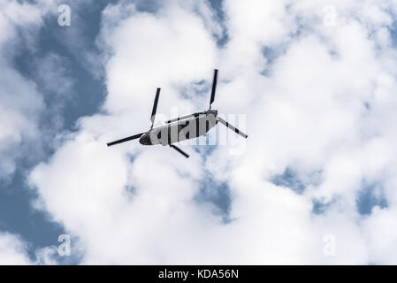 Madrid, Spanien - 12. Oktober 2017: Helicopter Chinook in Spanisch National Day Parade. Mehrere Soldaten in der Armee Parade für Spaniens nationaler Tag. König Philipp VI., Königin Letizia und spanischen Ministerpräsidenten Mariano Rajoy den Vorsitz über die Parade. Juan Jimenez/Alamy leben Nachrichten Stockfoto