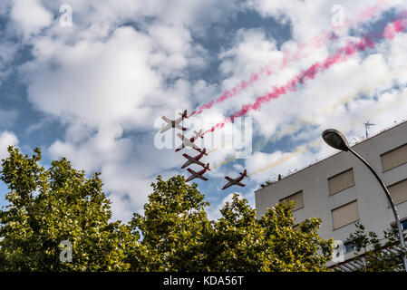 Madrid, Spanien - 12. Oktober 2017: Aguila Patrol Düsenjäger fliegen mit farbigen Rauch in Spanisch National Day Parade. Mehrere Soldaten in der Armee Parade für Spaniens nationaler Tag. König Philipp VI., Königin Letizia und spanischen Ministerpräsidenten Mariano Rajoy den Vorsitz über die Parade. Juan Jimenez/Alamy leben Nachrichten Stockfoto