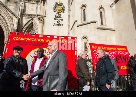 London, Großbritannien. 12. Oktober 2017. Dave Ward, Generalsekretär der Communication Workers Union (CWU) außerhalb des High Court. Mitglieder der Communications Workers Union protestierten am Royal Courts of Justice wie die Post rechtliche Schritte in den Streik zu verhindern. David Rowe/Alamy Leben Nachrichten. Stockfoto