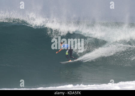 Hossegor, Frankreich. 12 Okt, 2017. SPORT, SURF, WSL QUIKSILVER PRO FRANCE - kanoa Igarashi von USA konkurriert bei der 1. Runde des 2017 World surfen Liga Quicksilver Pro France am 12. Oktober 2017 in Hossegor, Frankreich. Quelle: Manuel Blondeau/ZUMA Draht/Alamy leben Nachrichten Stockfoto