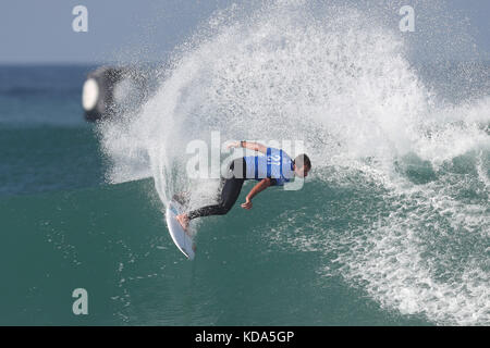 Hossegor, Frankreich. 12 Okt, 2017. SPORT, SURF, WSL QUIKSILVER PRO FRANCE - Joan Duru von Frankreich konkurriert bei der 1. Runde des 2017 World surfen Liga Quicksilver Pro France am 12. Oktober 2017 in Hossegor, Frankreich. Quelle: Manuel Blondeau/ZUMA Draht/Alamy leben Nachrichten Stockfoto