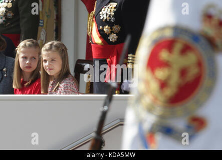 Madrid, Spanien. Oktober 2017. Das Kind Sofia und die Prinzessin Leonor nahmen an einer Militärparade während des spanischen Nationalfeiertags Dia de la Hispanidad am 12. Oktober 2017 in Madrid Teil. Quelle: Gtres Información más Comuniación online, S.L./Alamy Live News Stockfoto